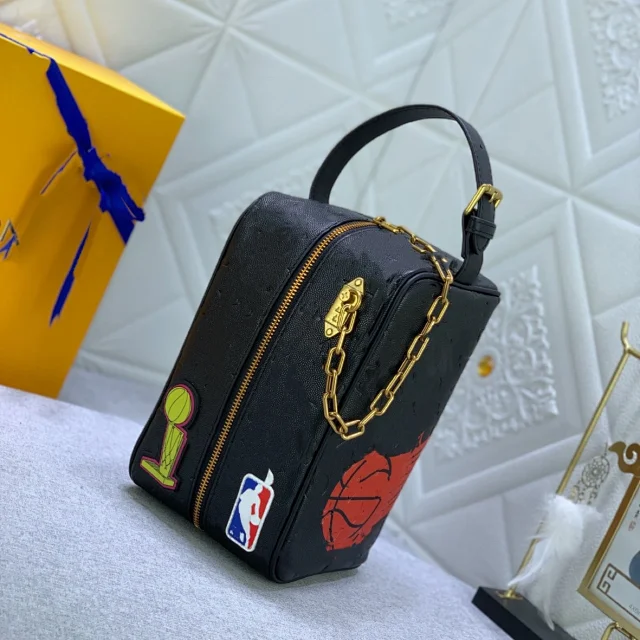 NBA Travel Bags Logo Chain-Detail Zip Cosmetic Bag product detail image 2