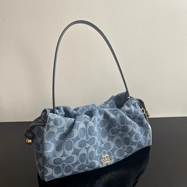 Coach Signature C canvas drawstring bag product detail image 5