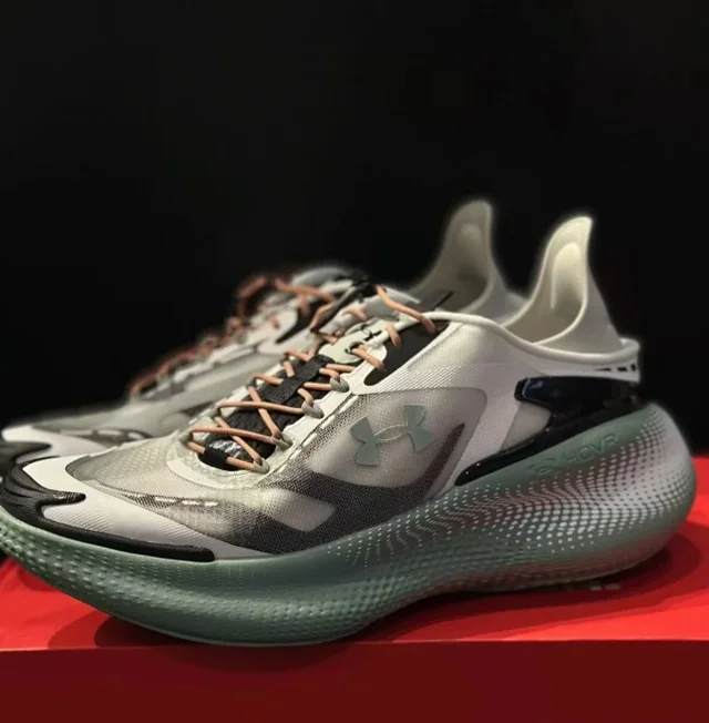 Under Armour Sneakers Flow-cushioned low-top lace-up product detail image 8