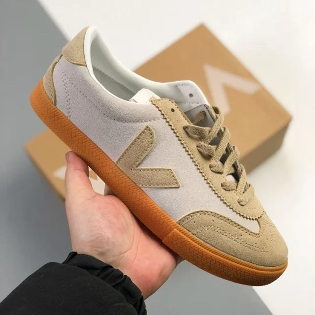VEJA Sneakers Low-top suede with V logo and gum sole product detail image 1