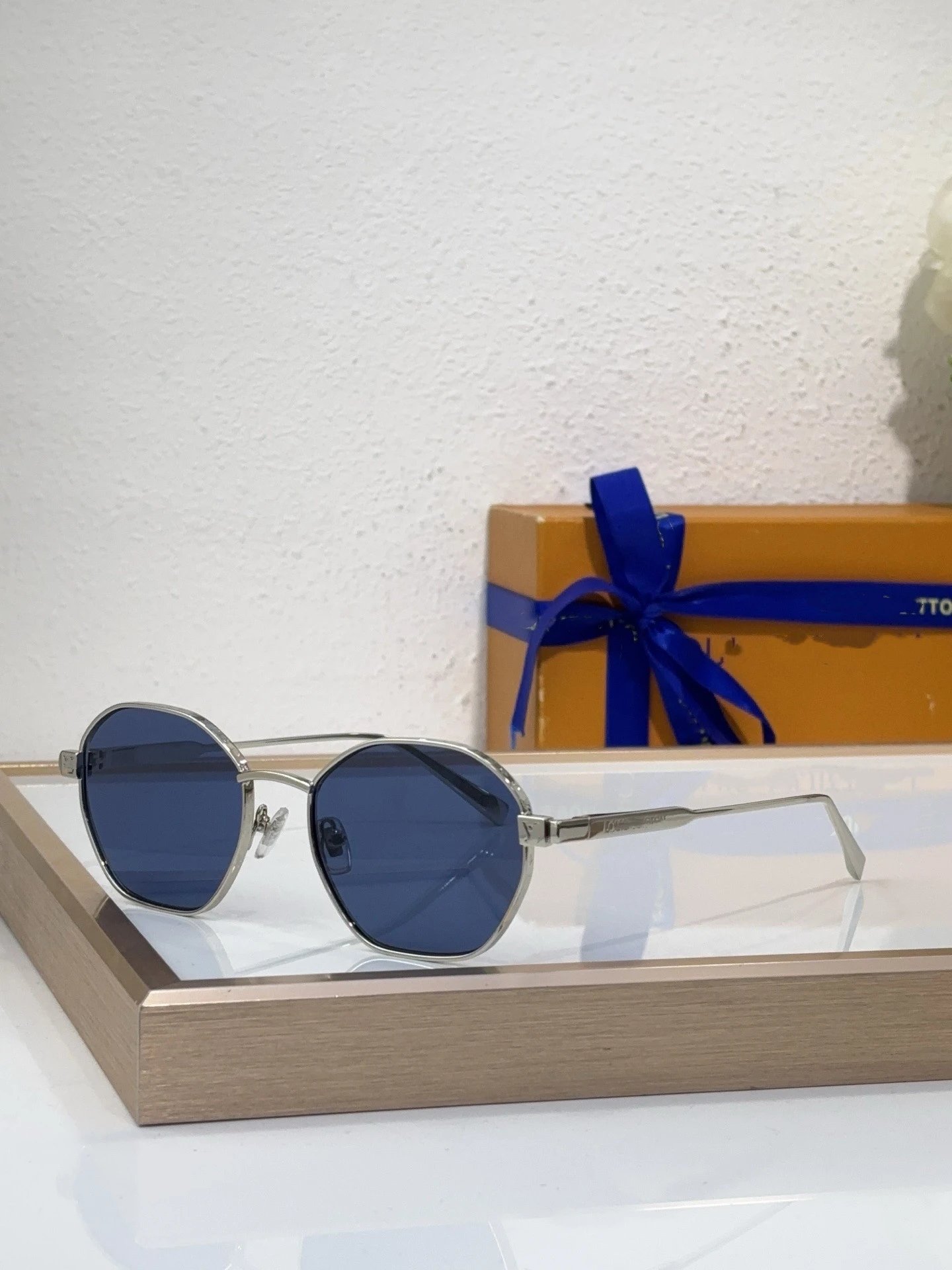 Louis Vuitton Eyewear Z2193U Geometric Metal-Frame Sunglasses — 4