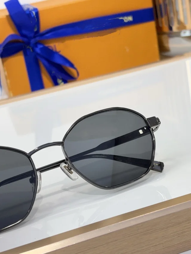 Louis Vuitton Eyewear Z2193U Geometric Metal-Frame Sunglasses product detail image 4