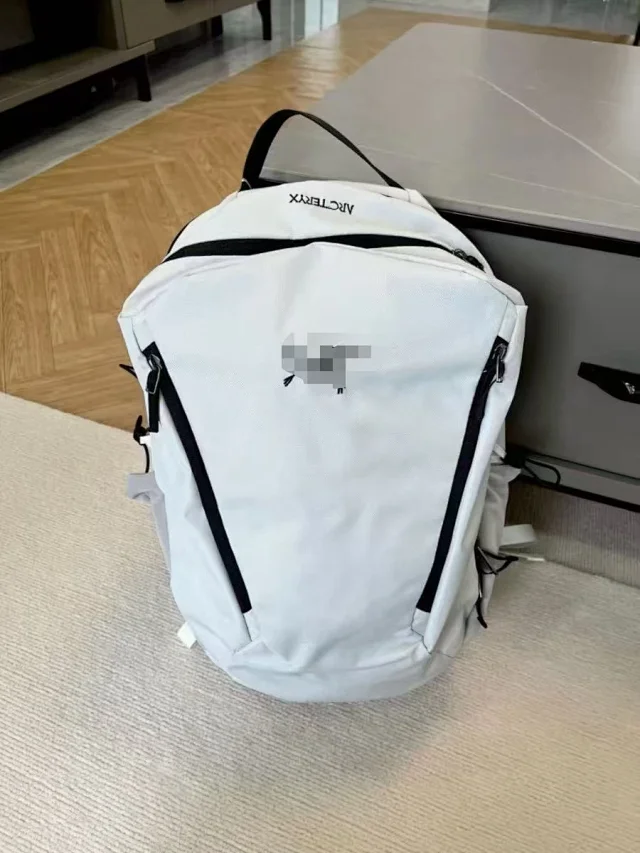 Arc'teryx Backpacks 26L Zip-Front Backpack product detail image 4