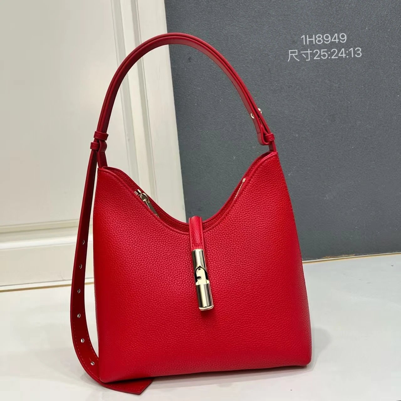 Unbranded Shoulder Bags 1H8949 pebbled hobo bag with adjustable strap and metal clasp — Red
