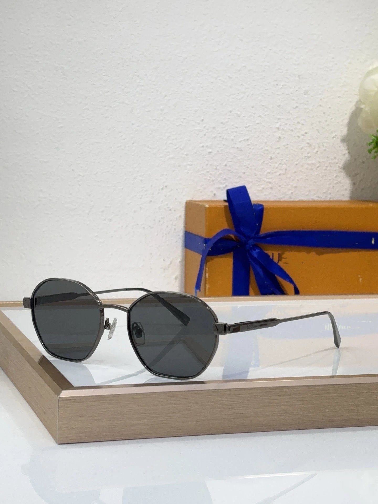Louis Vuitton Eyewear Z2193U Geometric Metal-Frame Sunglasses — 1