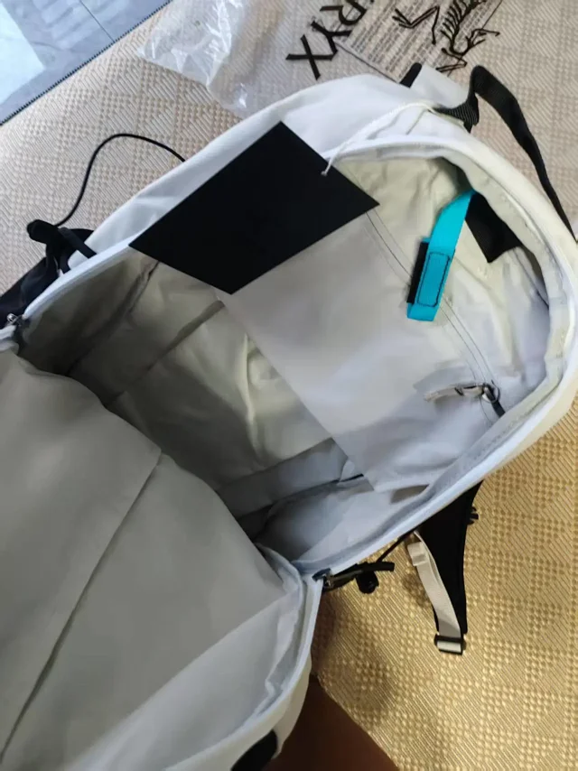 Arc'teryx Backpacks 26L Zip-Front Backpack product detail image 10