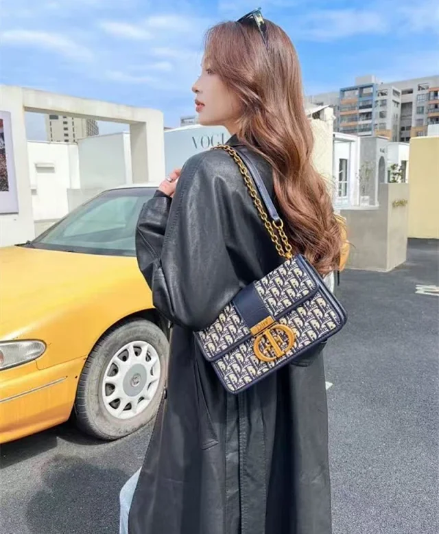 Dior Crossbody Bags Flap Chain Bag product detail image 9
