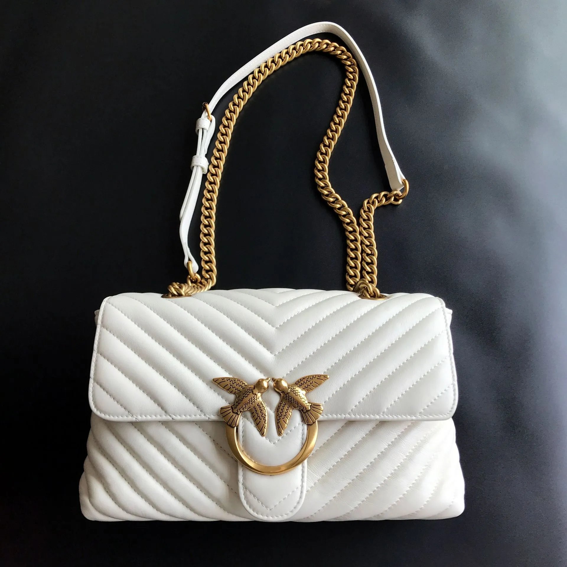 Pinko Crossbody Bags Padded quilted bag with double-bird clasp and chain strap — V-shaped pillow, white, large size