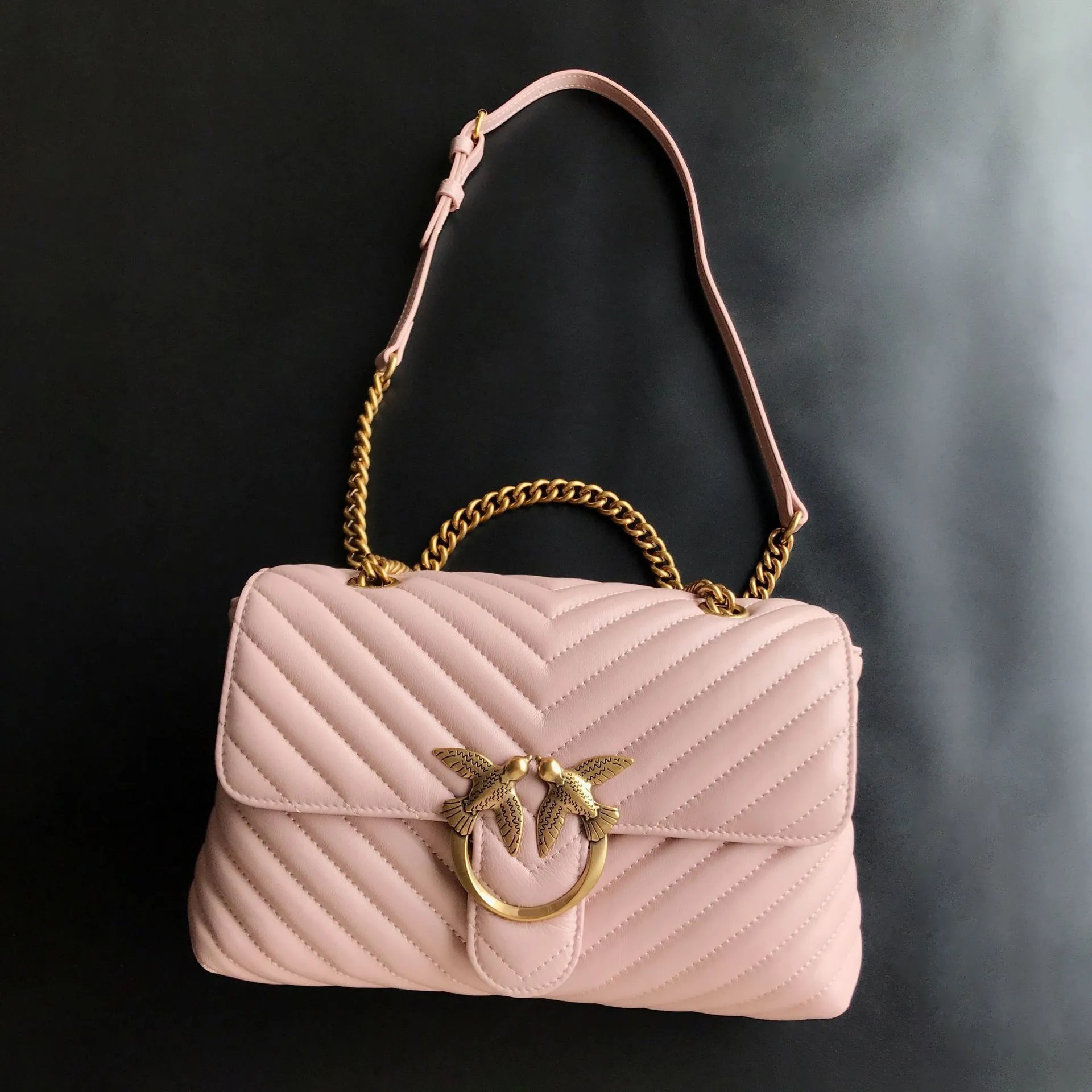 Pinko Crossbody Bags Padded quilted bag with double-bird clasp and chain strap — V-shaped pillow, pink, large size