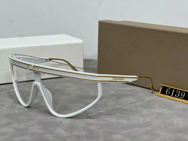 Dior Eyewear Oversized shield sunglasses with logo-print lens product detail image 10