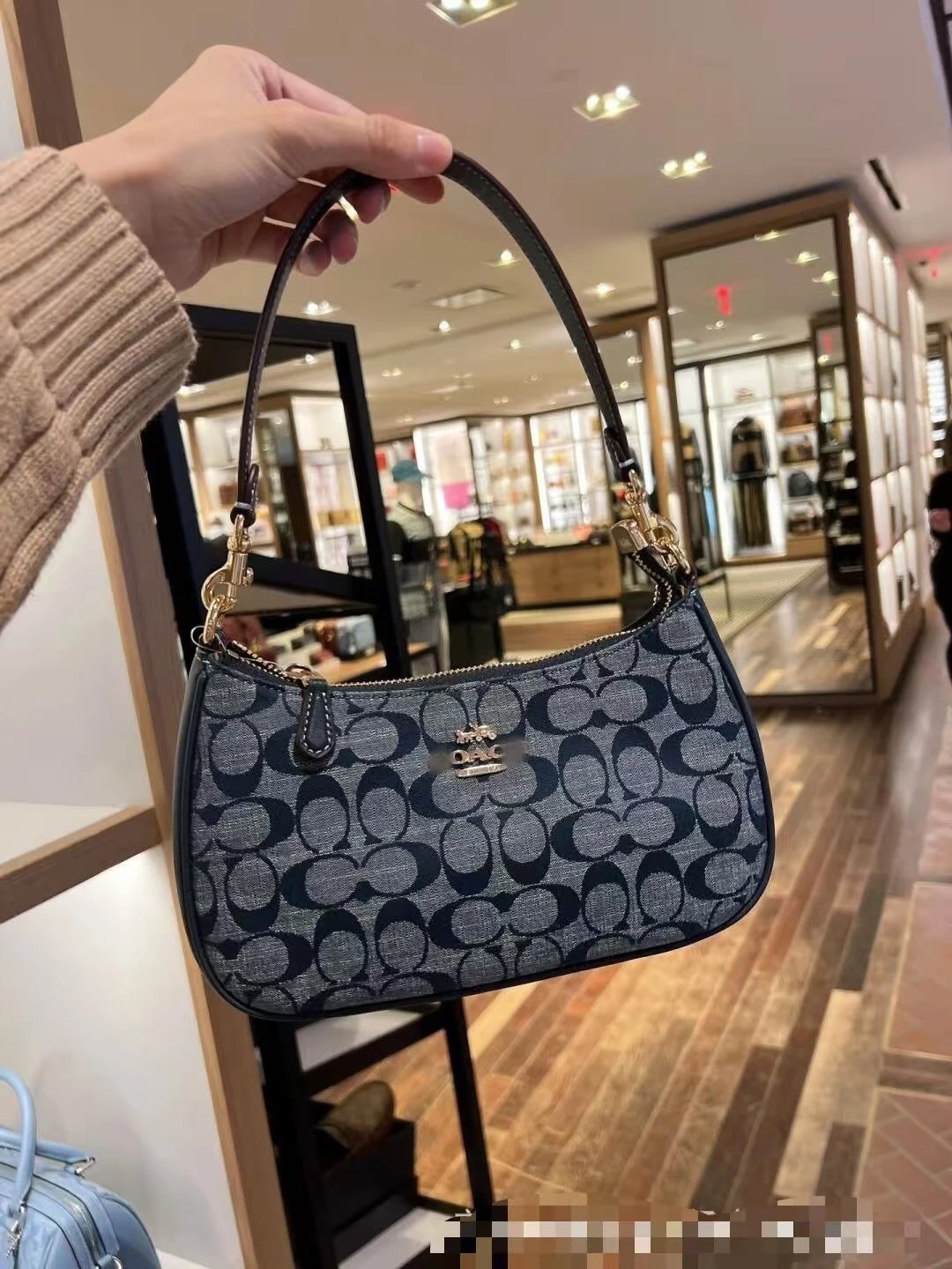 Coach Shoulder Bags Signature canvas chain-strap bag — Xianglei Deep Blue "Aircraft Gift Box Gift Bag"》