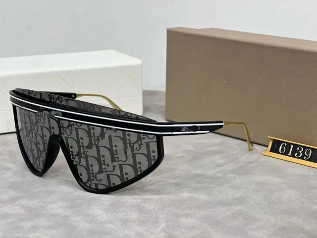 Dior Eyewear Oversized shield sunglasses with logo-print lens product detail image 1