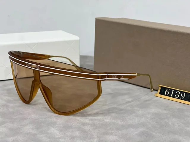 Dior Eyewear Oversized shield sunglasses with logo-print lens product detail image 3