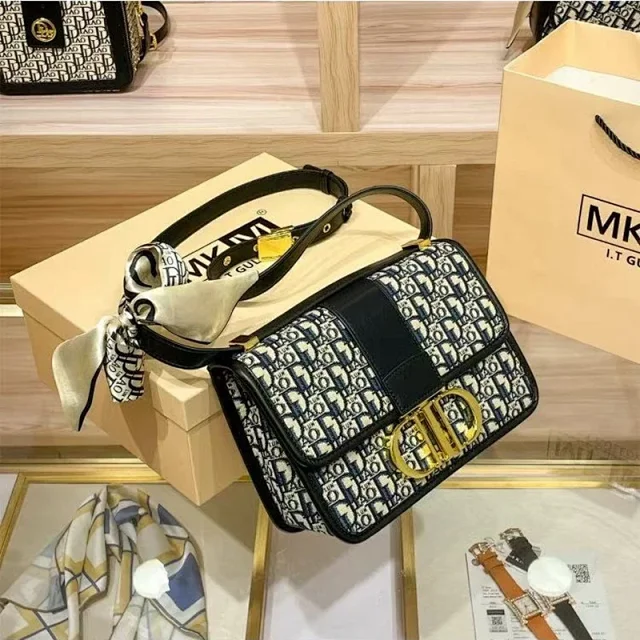 Dior Crossbody Bags Flap Chain Bag product detail image 12