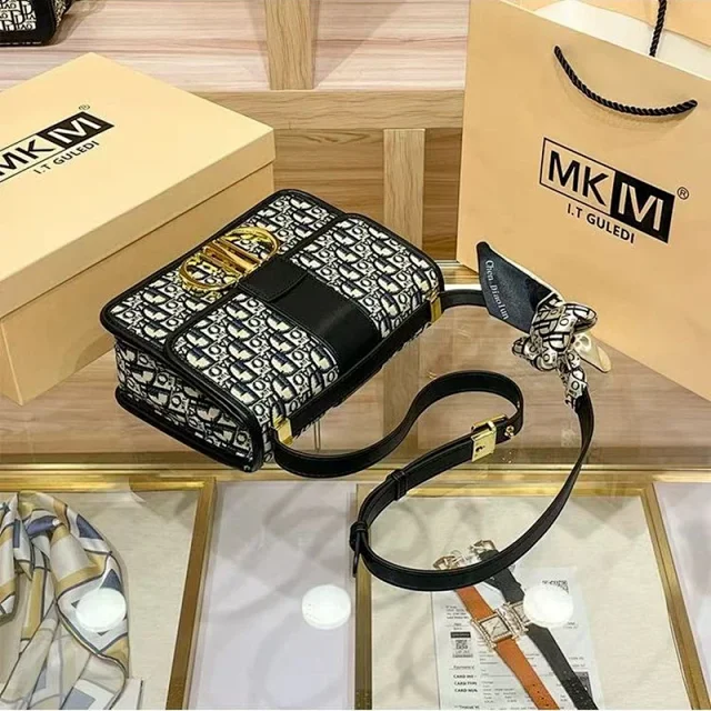 Dior Crossbody Bags Flap Chain Bag product detail image 14