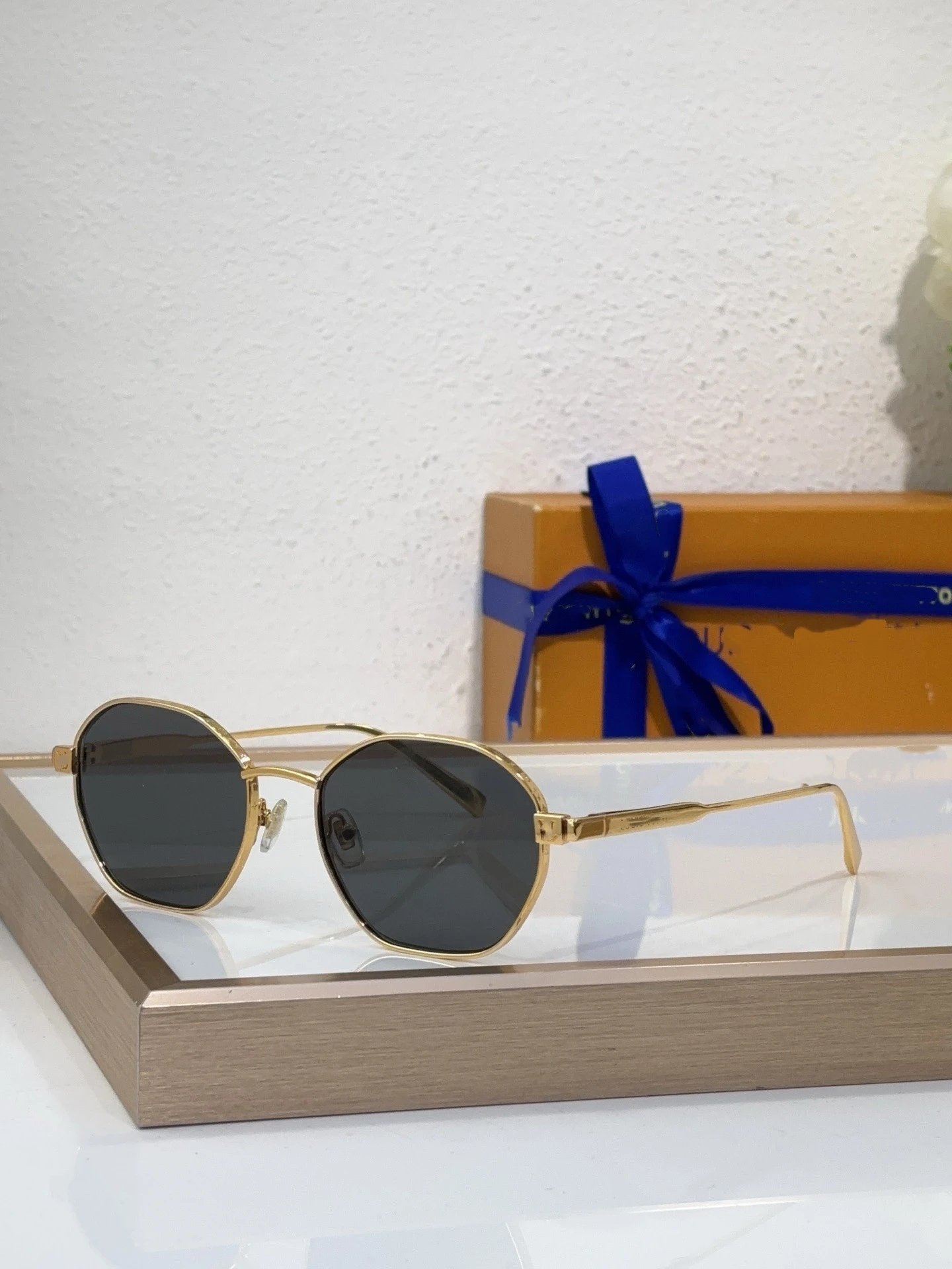 Louis Vuitton Eyewear Z2193U Geometric Metal-Frame Sunglasses — 6