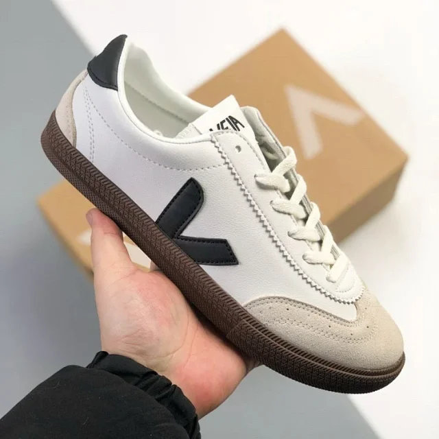 VEJA Sneakers Low-top suede with V logo and gum sole product detail image 4