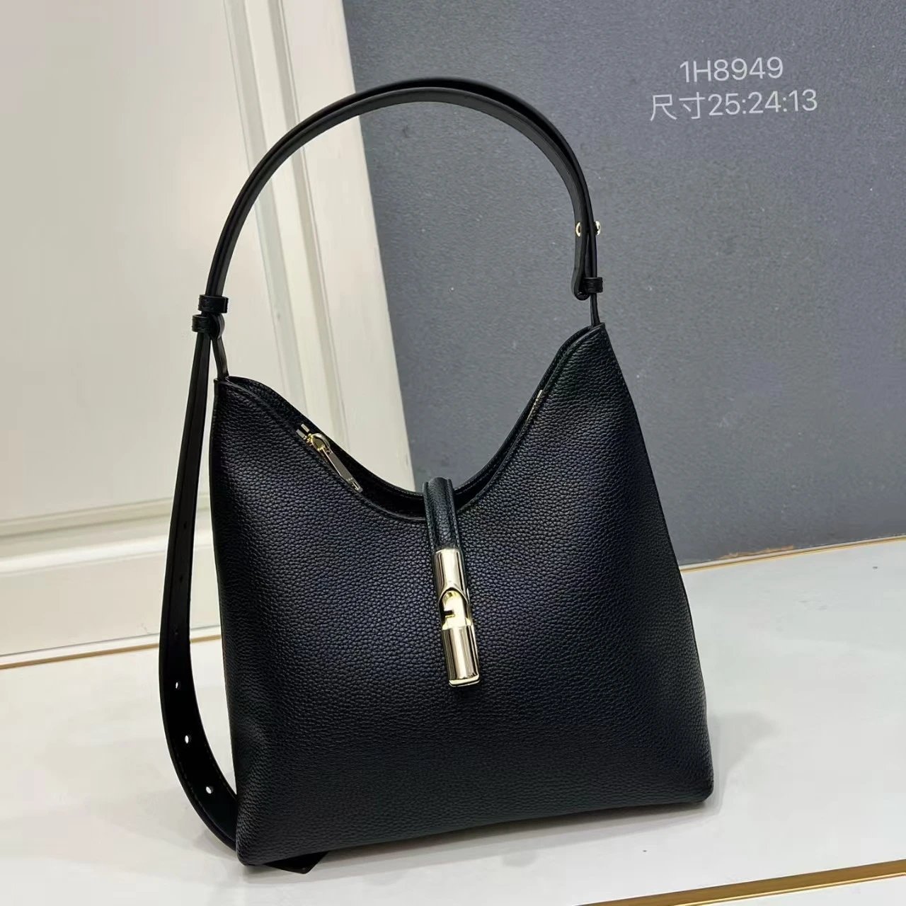 Unbranded Shoulder Bags 1H8949 pebbled hobo bag with adjustable strap and metal clasp image 3