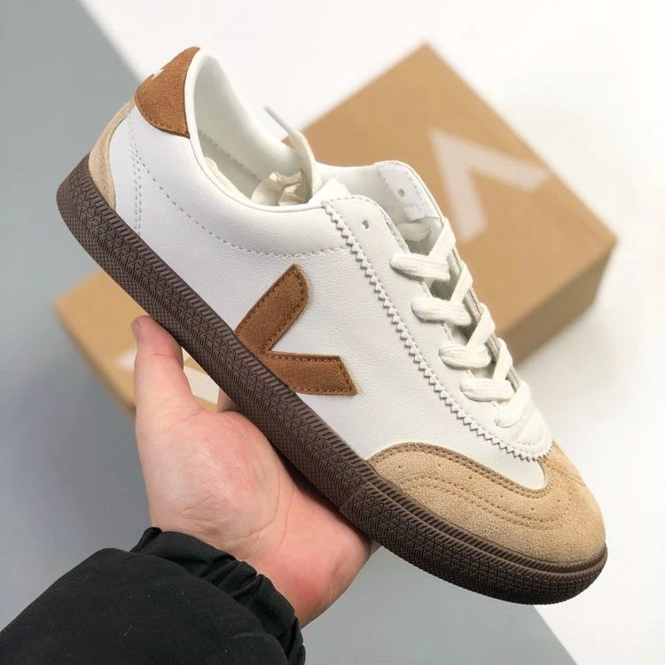 VEJA Sneakers Low-top suede with V logo and gum sole image 2