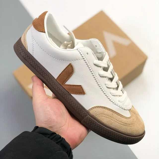 VEJA Sneakers Low-top suede with V logo and gum sole product detail image 2
