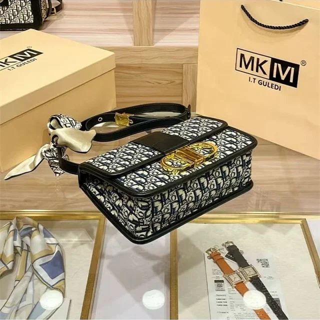 Dior Crossbody Bags Flap Chain Bag product detail image 15