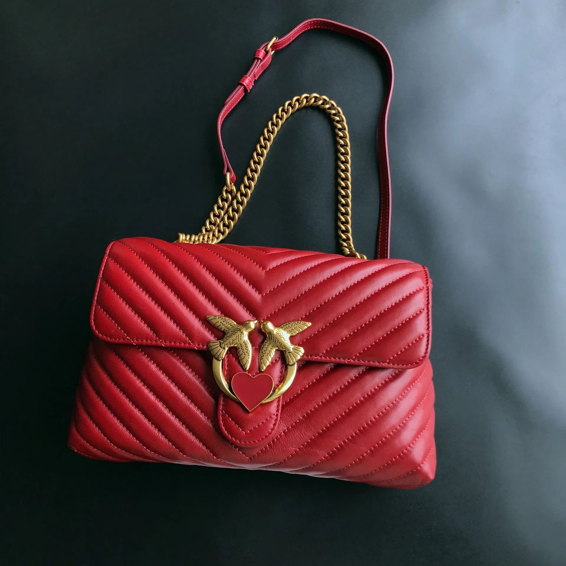 Pinko Crossbody Bags Padded quilted bag with double-bird clasp and chain strap — V-shaped pillow, red, large size