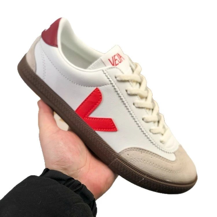 VEJA Sneakers Low-top suede with V logo and gum sole image 5