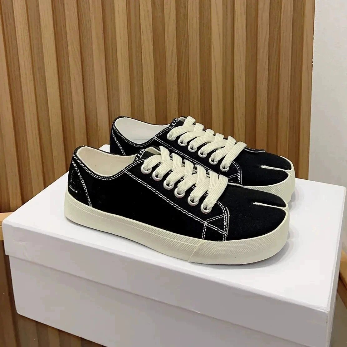 MM6 Maison Margiela Sneakers Tabi Split-Toe Canvas image 3