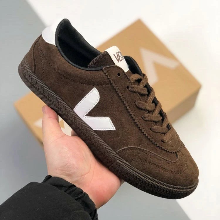 VEJA Sneakers Low-top suede with V logo and gum sole image 3