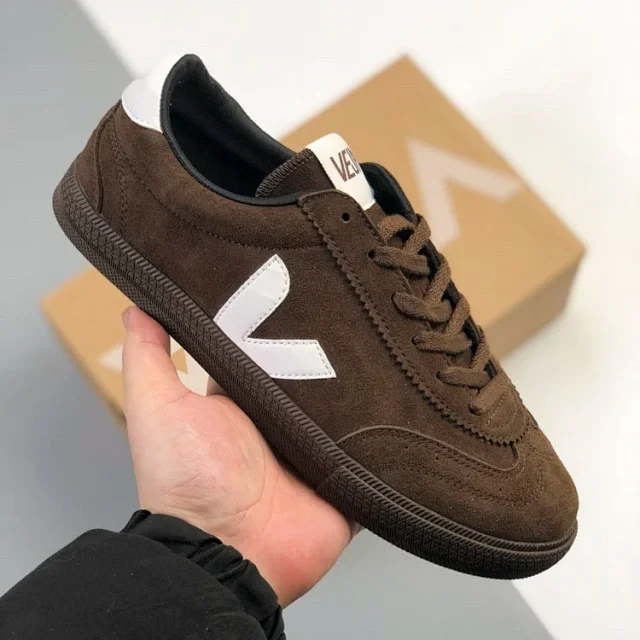 VEJA Sneakers Low-top suede with V logo and gum sole product detail image 3