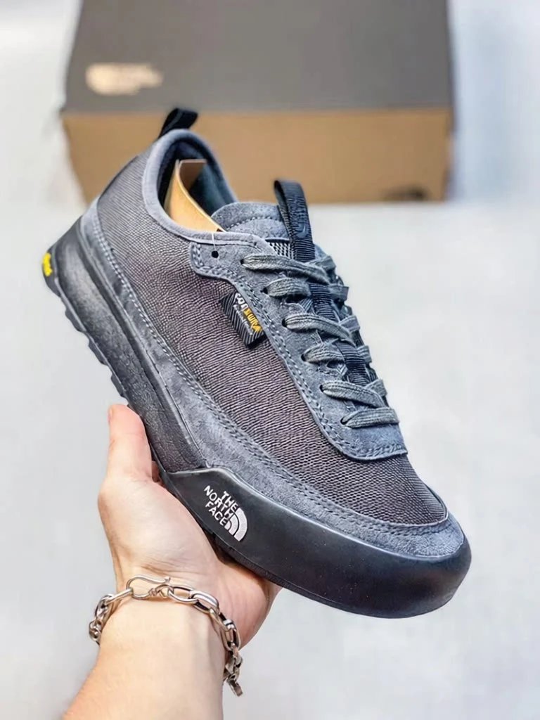 The North Face Sneakers Low-top lace-up with textile and suede-look panels — Black