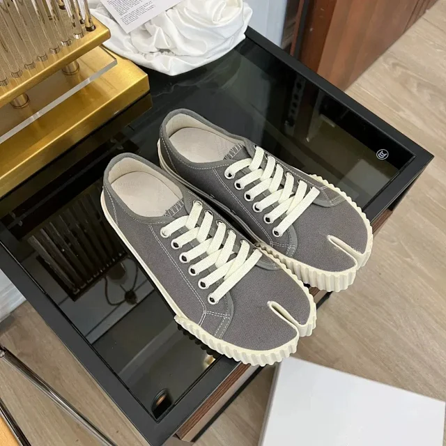 MM6 Maison Margiela Sneakers Tabi Split-Toe Canvas product detail image 1