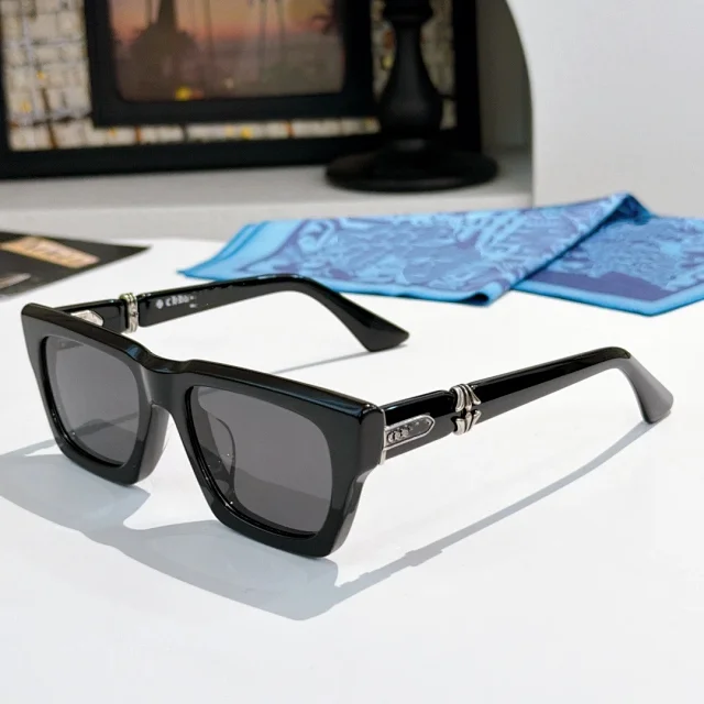 Chrome Hearts Eyewear Oversized square-frame sunglasses with decorative metal temple hardware product detail image 3