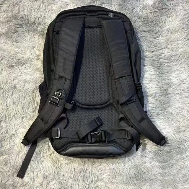 Arc'teryx Backpacks 26L Zip-Front Backpack product detail image 11