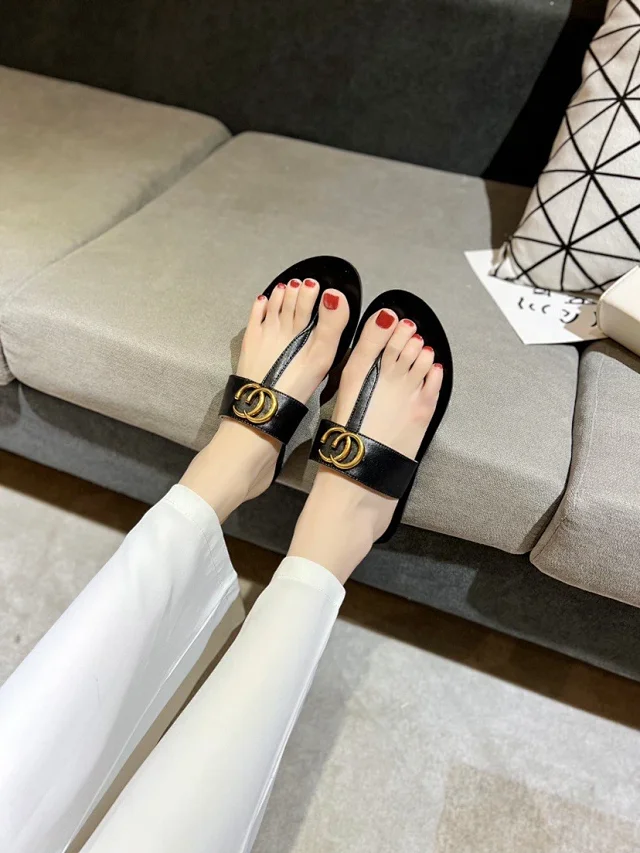 Gucci Sandals Flat thong with Double G hardware product detail image 8