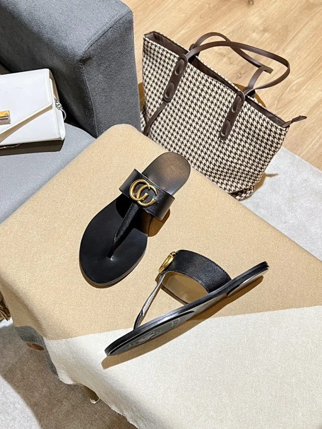 Gucci Sandals Flat thong with Double G hardware product detail image 14