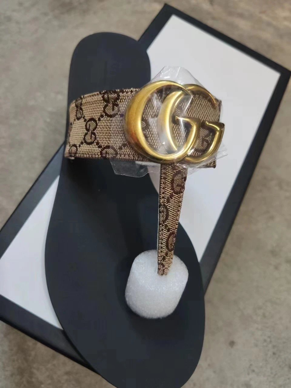 Gucci Sandals Flat thong with Double G hardware — flower brown