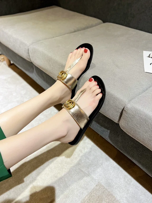 Gucci Sandals Flat thong with Double G hardware product detail image 7