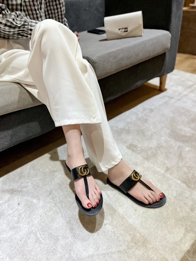 Gucci Sandals Flat thong with Double G hardware product detail image 10