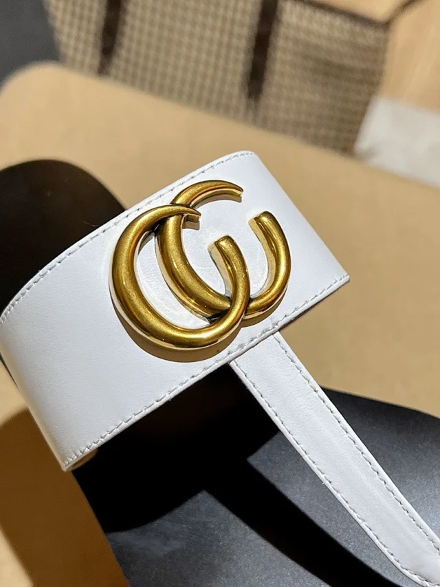Gucci Sandals Flat thong with Double G hardware product detail image 13