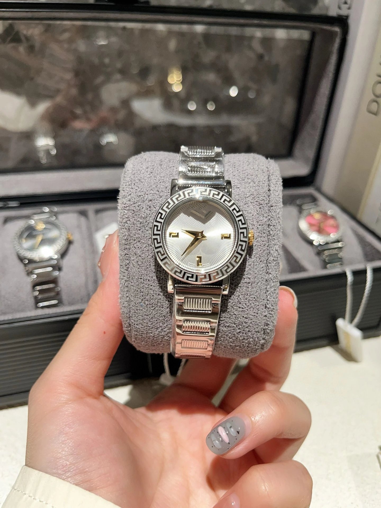 Versace Watches Medusa Motif Greek Key Bezel Metal Bracelet Watch — 12+Counter gift box packaging