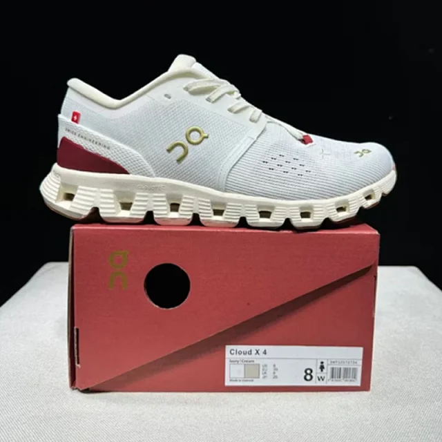 On Sneakers Cloud X 4 low-top running product detail image 2