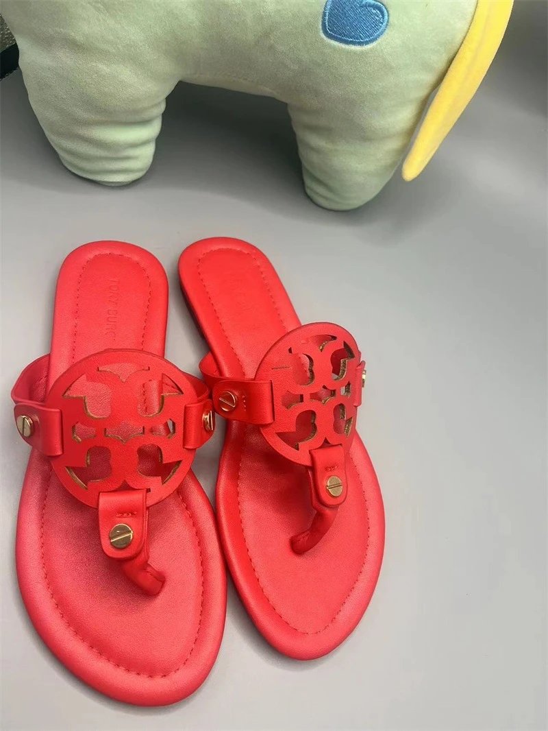 Tory Burch Sandals Double-T Logo Thong Flat — New edition red lychee-pattern matte