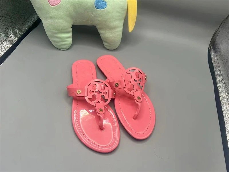 Tory Burch Sandals Double-T Logo Thong Flat — New edition strawberry-red patent leather