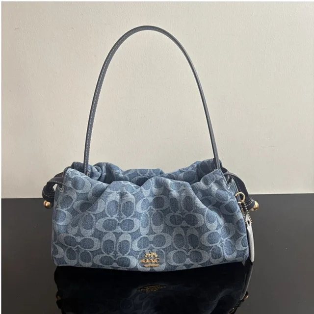 Coach Signature C canvas drawstring bag product detail image 4