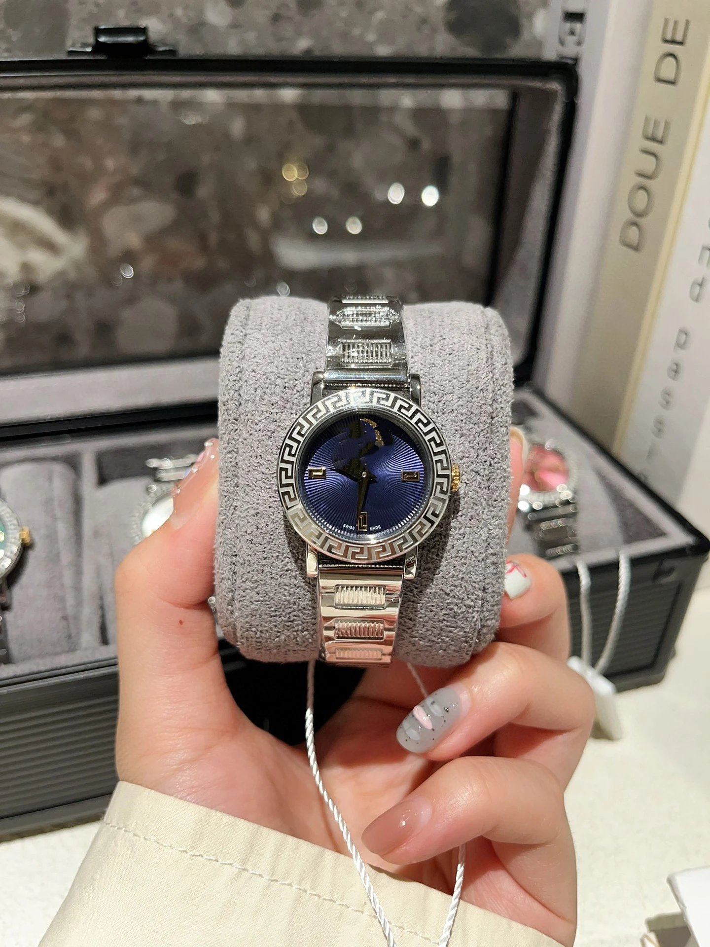 Versace Watches Medusa Motif Greek Key Bezel Metal Bracelet Watch — 7+Counter gift box packaging