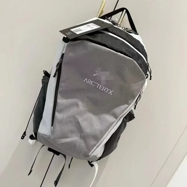 Arc'teryx Backpacks 26L Zip-Front Backpack product detail image 9