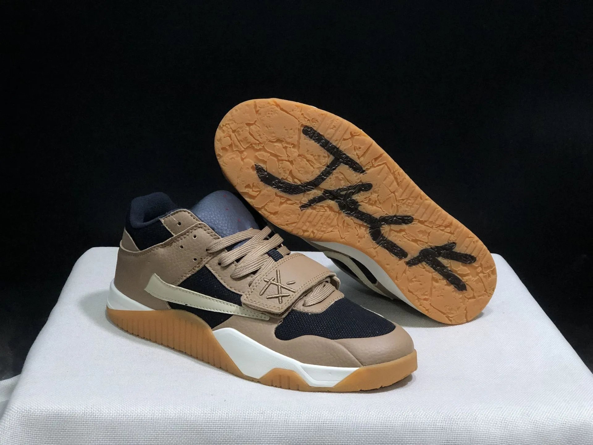 Nike Sneakers Jordan Jumpman Jack TR — Brown and black