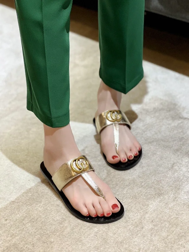 Gucci Sandals Flat thong with Double G hardware product detail image 6