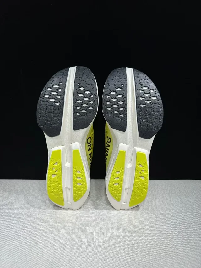 On Sneakers Cloudspike Amplius product detail image 8